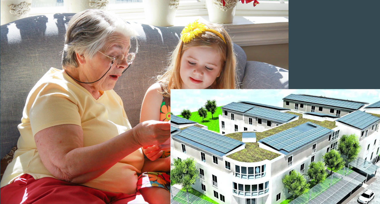 Senior und Kind sitzen gemeinsam auf dem Sofa; daneben ein Bild eines modernes Wohnmodell mit Solardächern.