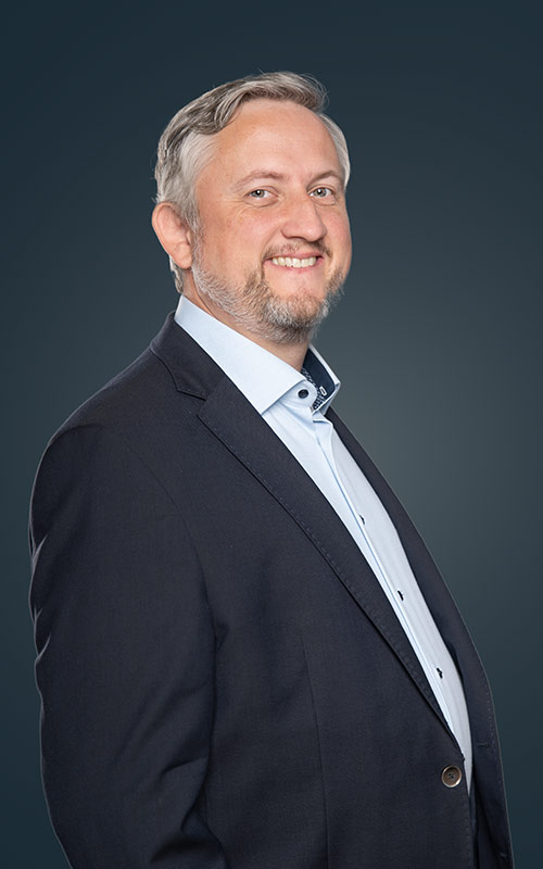 Portrait von Martin Gengenheimer vor dunkelblauem Hintergrund